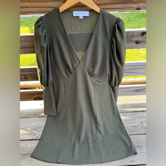 Emma & Michele Dresses & Skirts - Emma & Michele Green v neck medium dress